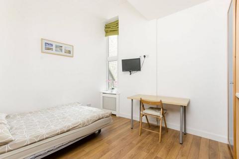 Studio to rent, West Cromwell Road, Earls Court, London SW5