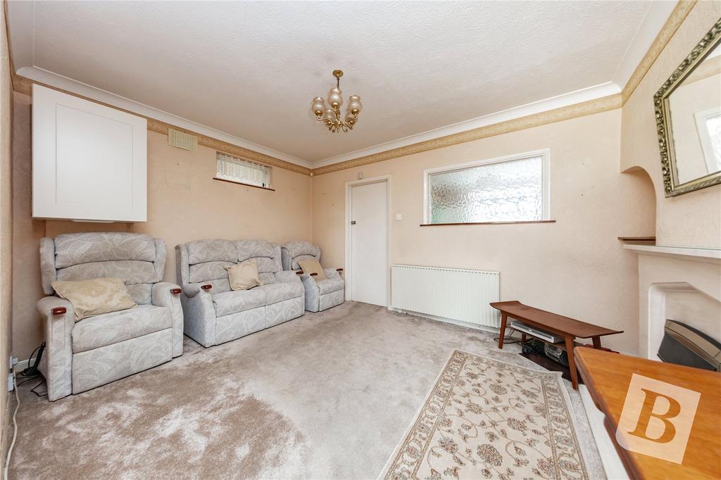 Cross Road, Mawneys, Romford, RM7 3 bed end of terrace house £350,000