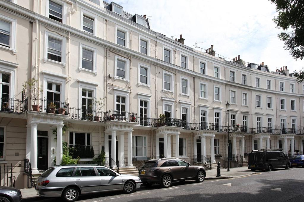 Royal Crescent, Holland Park, London... 1 bed flat £2,730 pcm (£630 pw)