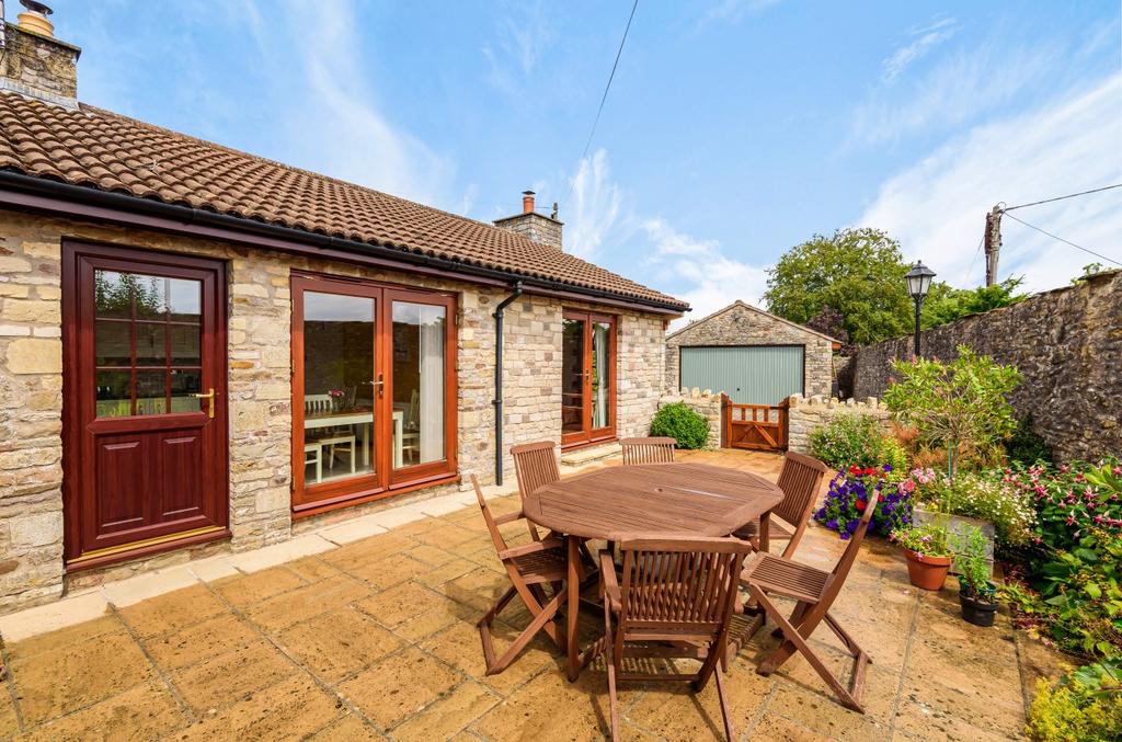 Great Elm, BA11 4 bed detached bungalow - £700,000