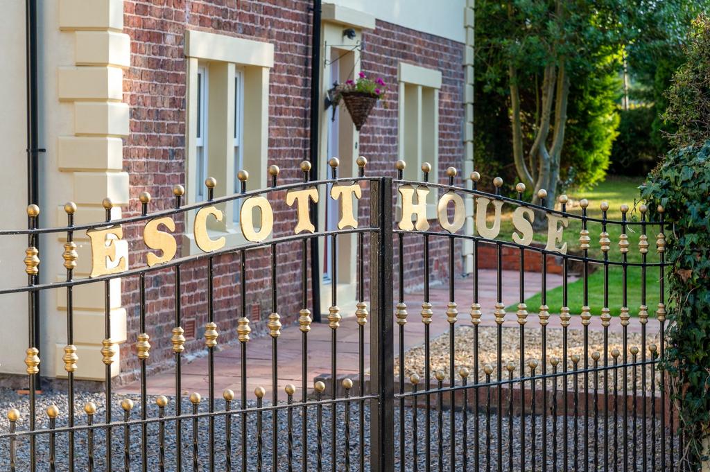 Escott House Gates