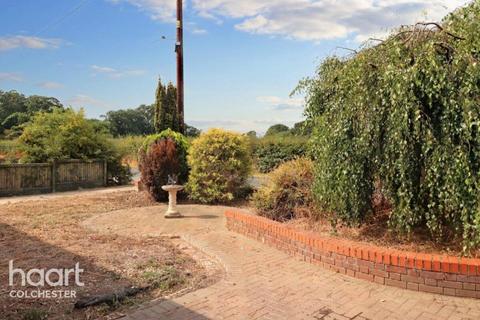 4 bedroom bungalow to rent, The Paddocks, Colchester