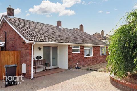 4 bedroom bungalow to rent, The Paddocks, Colchester