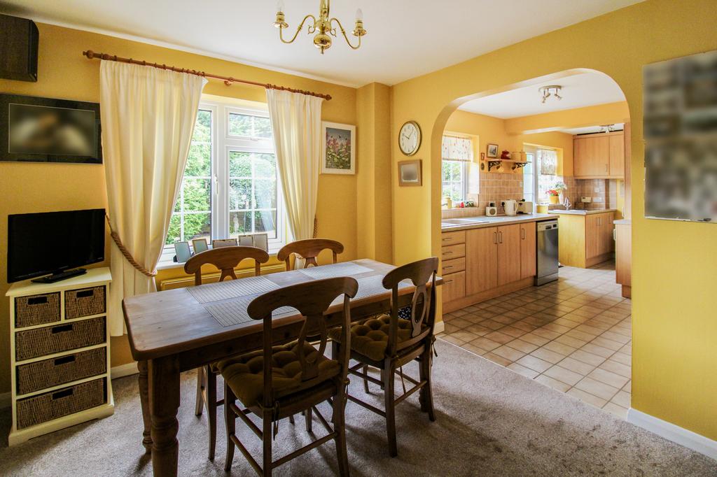 Boundary Road, Farnborough, GU14 4 bed detached house £750,000