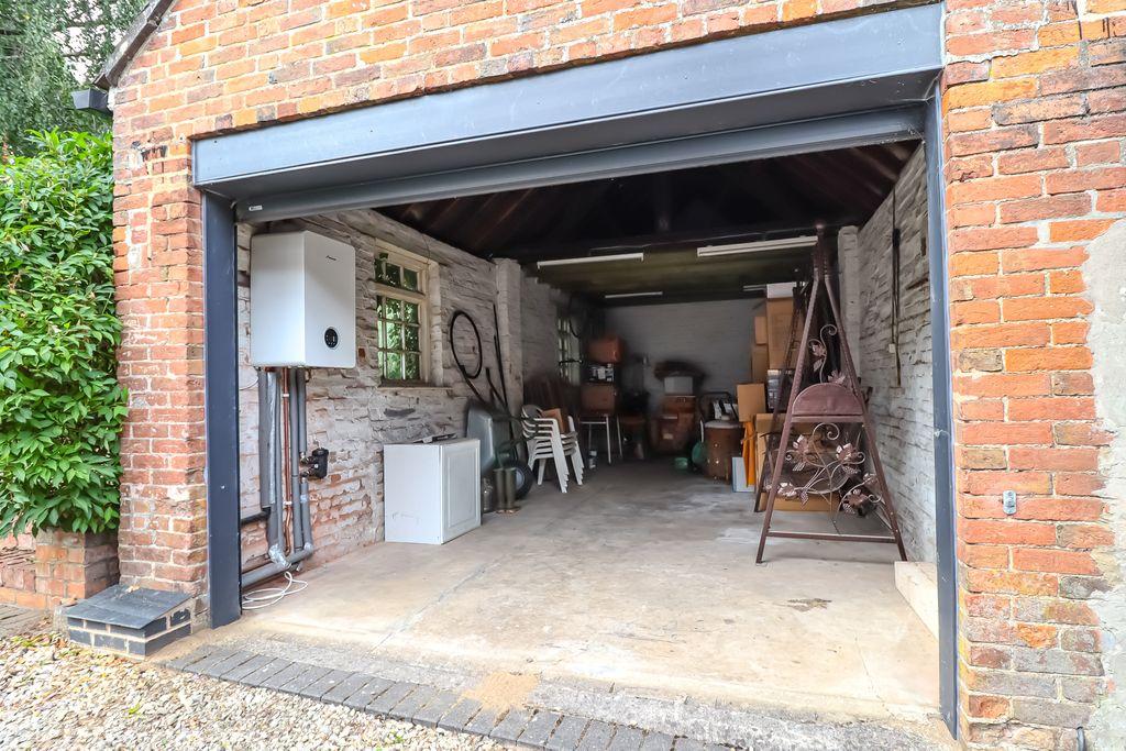 Garage/Outbuilding