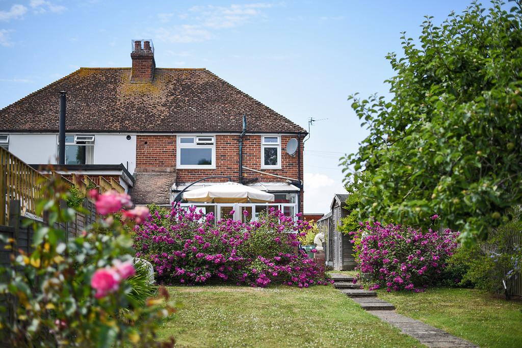 New Winchelsea Road, Rye, East Sussex TN31 7TA 3 bed semidetached
