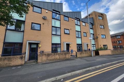 3 bedroom townhouse to rent, Chichester Road South, Hulme, Manchester M15 5QQ