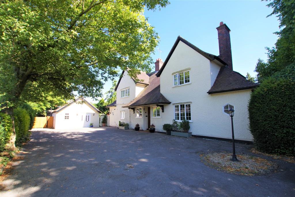 Holly Road, Uttoxeter 4 bed detached house - £750,000