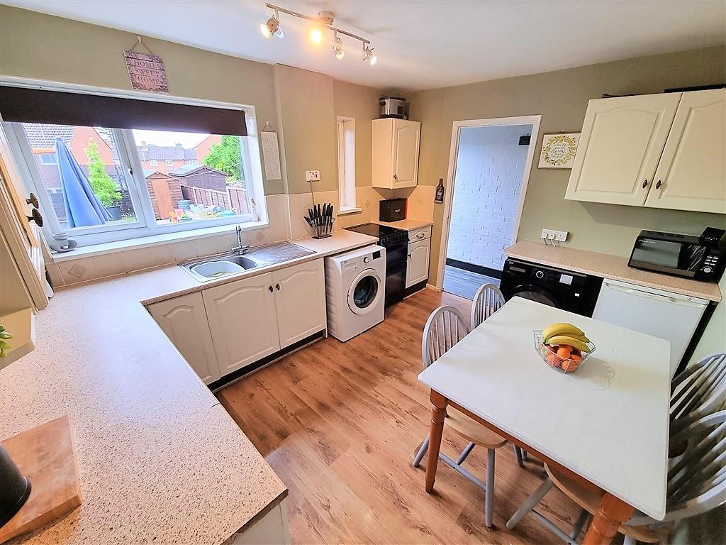Newlands Road, Leominster, Herefordshire, HR6 8HN 3 bed terraced house