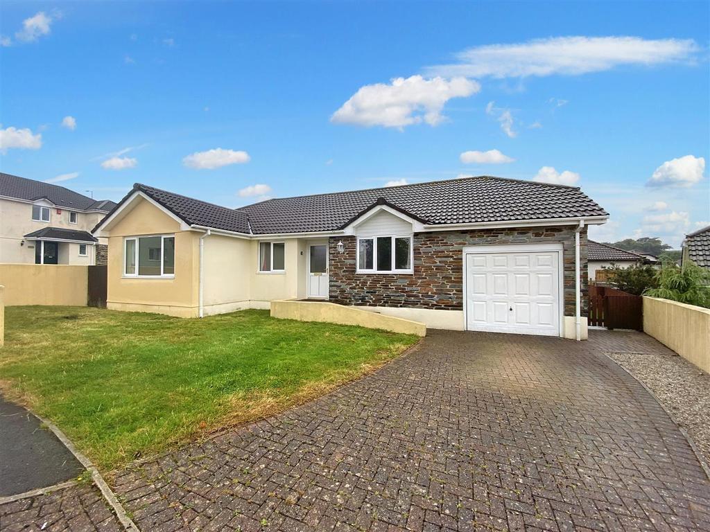 Shires Way, Roche, PL26 3 bed bungalow £995 pcm (£230 pw)