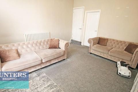 6 Ashmount, Bradford, BD7 3BH