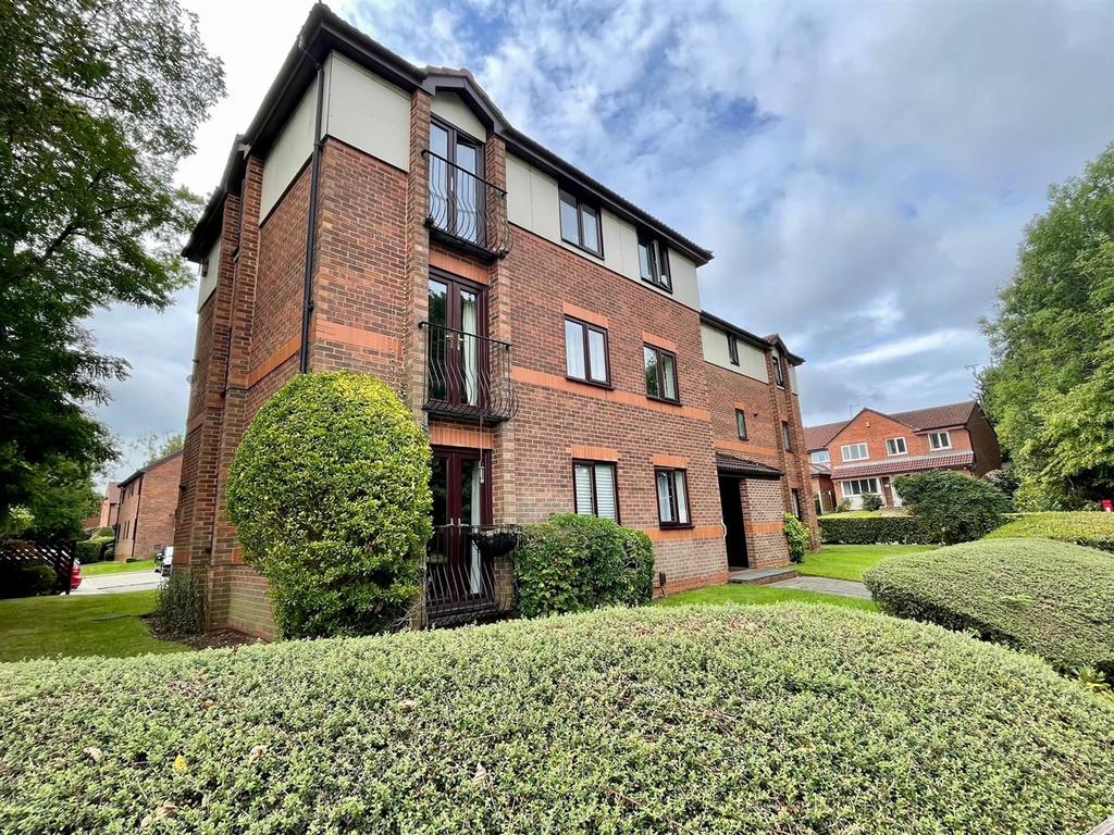 Drummond Way, Macclesfield 2 bed flat £145,750