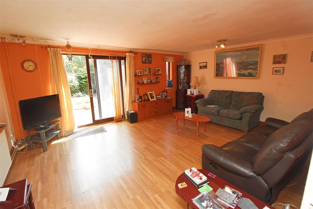 Walbrook Avenue, Springfield, Milton Keynes 3 bed terraced house for sale £315,000