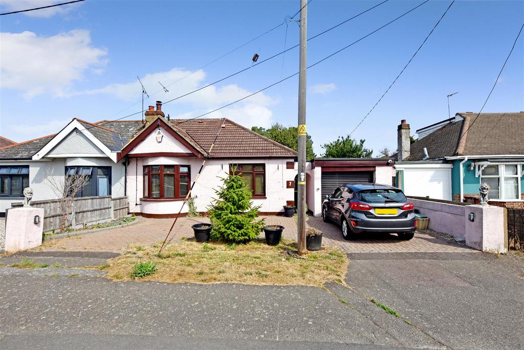 The Avenue, Canvey Island SS8 3 bed chalet £315,000