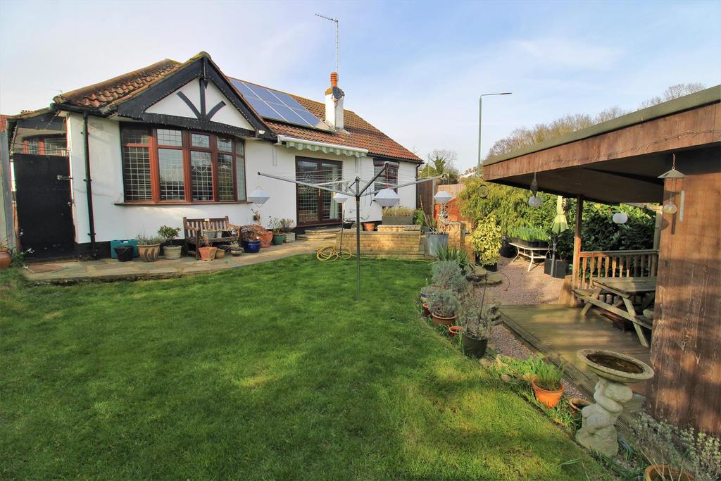 Rydal Drive, Bexleyheath, Kent, DA7 5EE 4 bed detached bungalow £650,000
