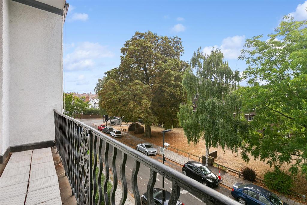 Sutton Court Mansions, Chiswick, London 1 bed property £2,000 pcm (£