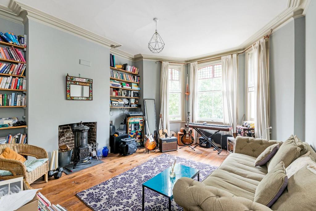 Lower Clapton Road, London 2 bed apartment £2,250 pcm (£519 pw)