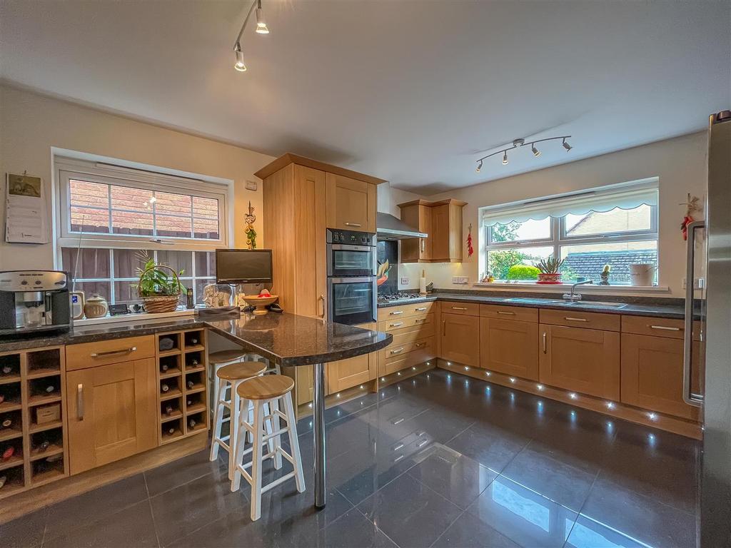 Great Oaks Park, Rogerstone, Newport 4 bed detached house £485,000