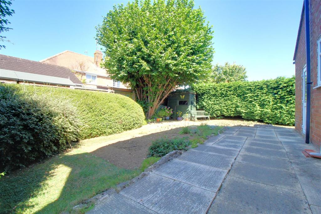 Elmgrove Road, Hucclecote, Gloucester 3 bed detached house £380,000