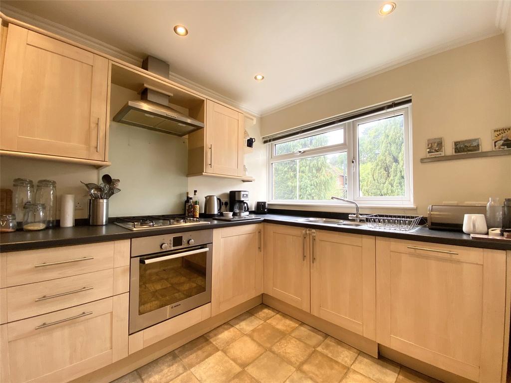 Durfold Drive, Reigate, Surrey, RH2 3 bed end of terrace house £1,900