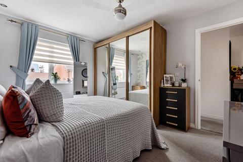 14 Apollo Close, Aylesbury, HP18 1AP