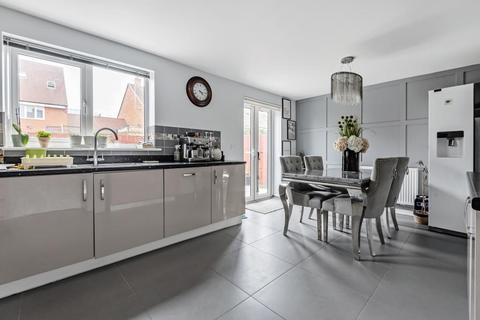 14 Apollo Close, Aylesbury, HP18 1AP