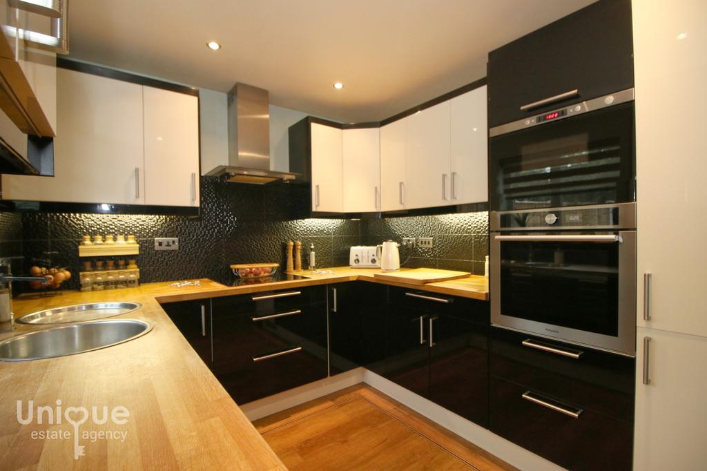 Ruthin Drive, ThorntonCleveleys, FY5 3 bed detached house for sale £