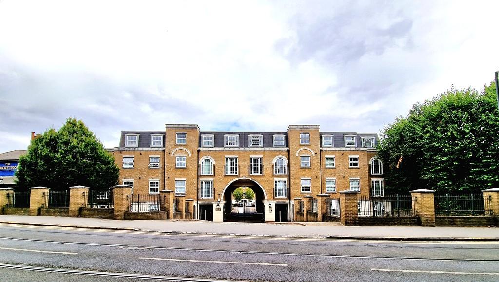 Road, East Croydon 2 bed apartment £1,500 pcm (£346 pw)