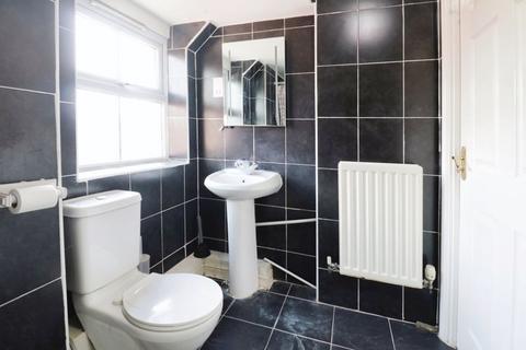 2 bedroom flat to rent, Parsons Road, Langley Woods