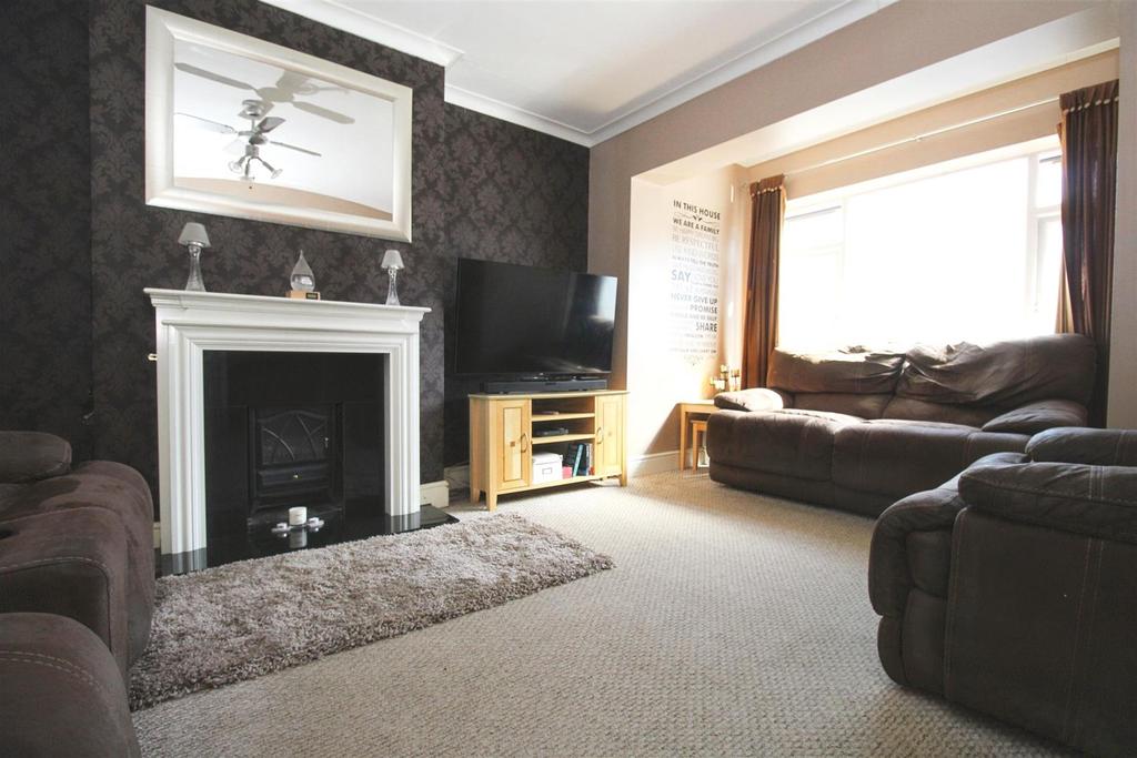 Heath Drive, Chelmsford 4 bed semidetached house for sale £575,000