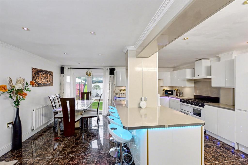 Kitchen 2.jpeg