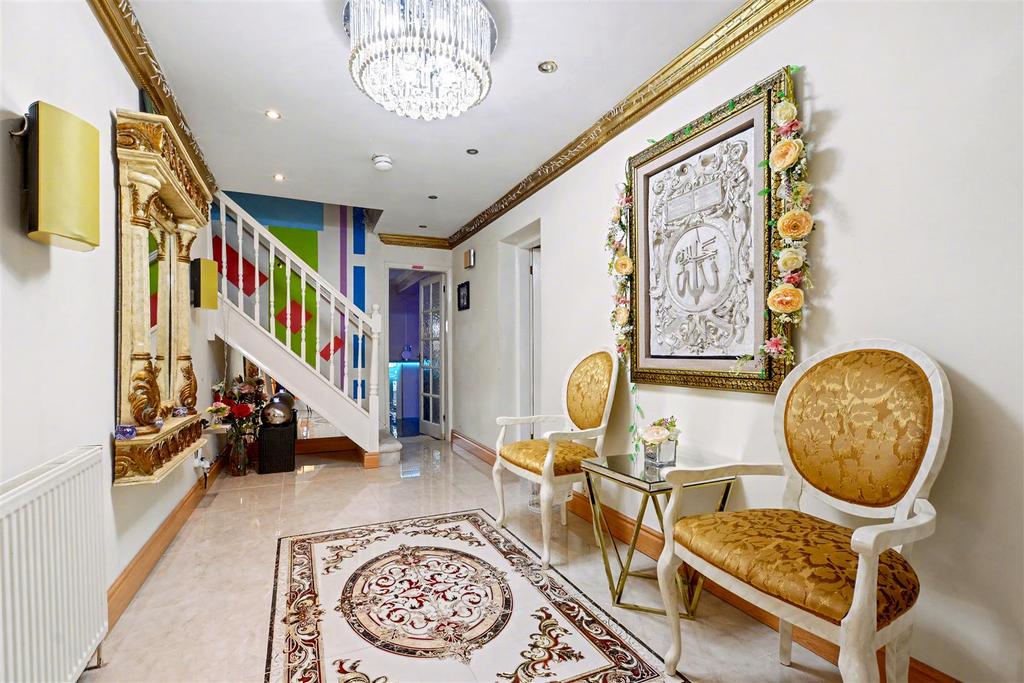 Entrance hall.jpeg