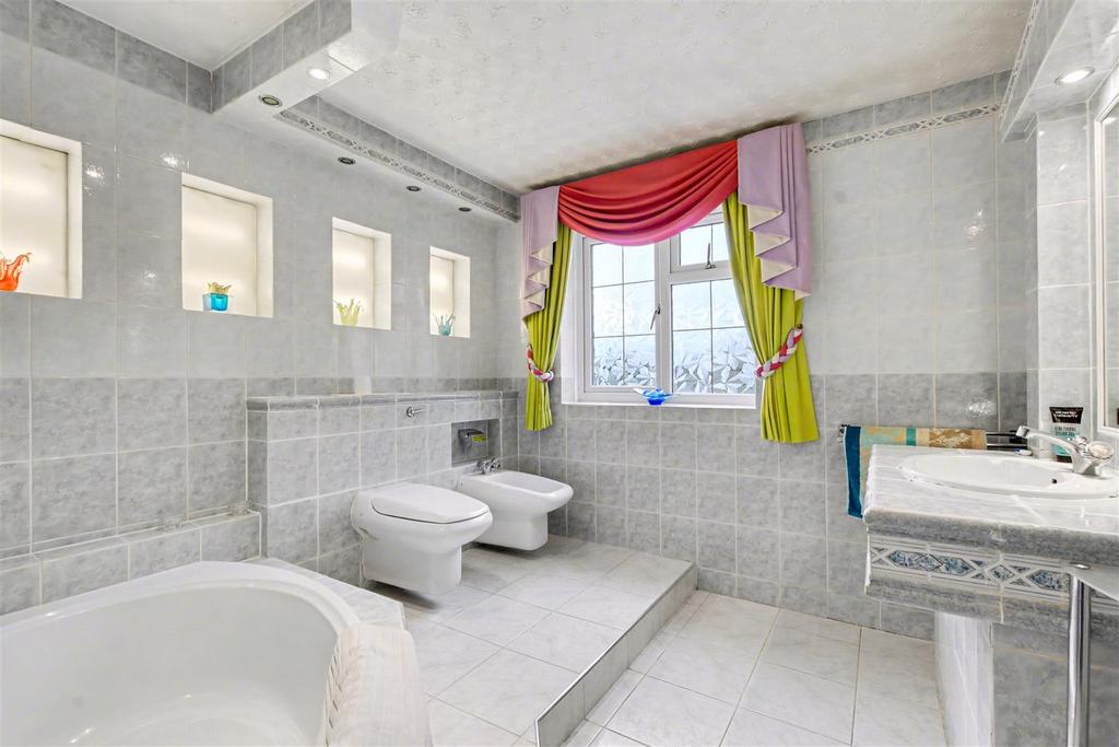 Bathroom 1.jpeg
