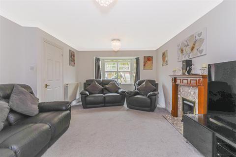 2 Everett Close, Cheshunt, Waltham Cross, EN7 6XD