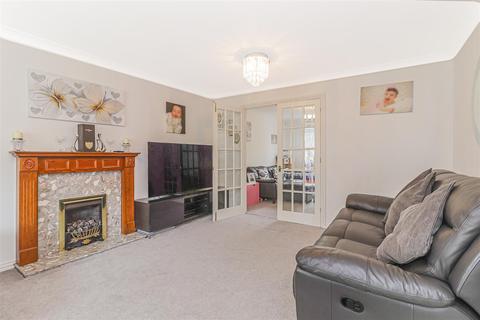 2 Everett Close, Cheshunt, Waltham Cross, EN7 6XD