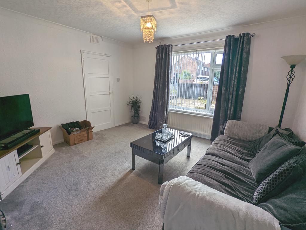 Queensway, Grantham, NG31 3 bed semidetached house £850 pcm (£196 pw)
