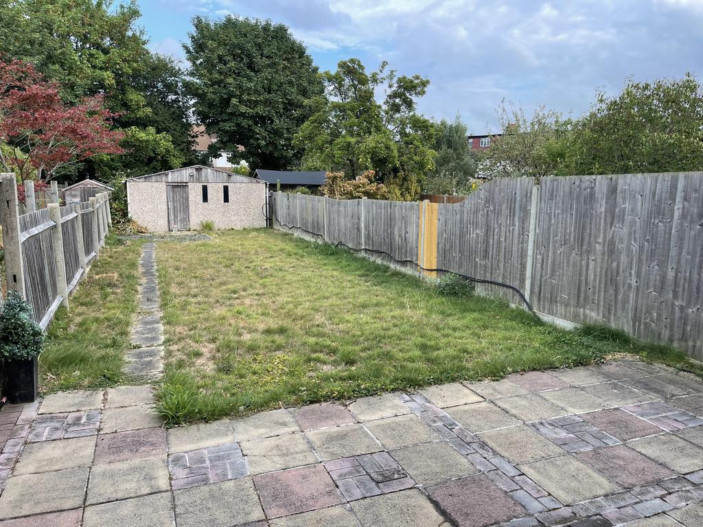 Westcroft Gardens, Morden, Surrey, SM4 3 bed terraced house £2,600 pcm (£600 pw)