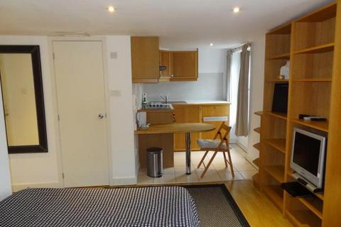 Studio to rent, Cartwright Gardens, Bloomsbury, London, WC1H