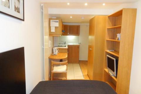 Studio to rent, Cartwright Gardens, Bloomsbury, London, WC1H