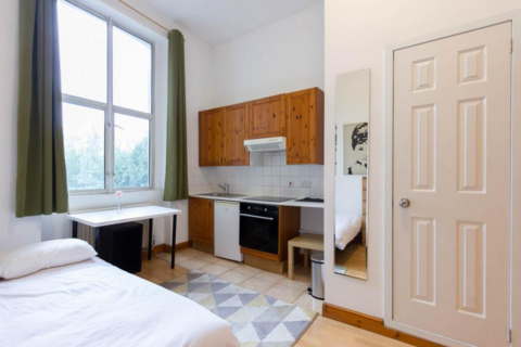 Studio to rent, West Cromwell Road, Earls Court, London, SW5