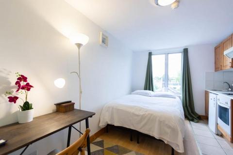 Studio to rent, West Cromwell Road, Earls Court, London, SW5