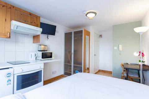 Studio to rent, West Cromwell Road, Earls Court, London, SW5