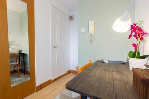 Studio to rent, West Cromwell Road, Earls Court, London, SW5