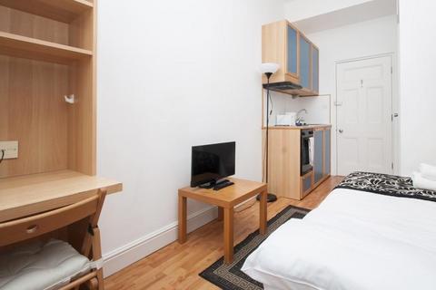 Studio to rent, Fulham Palace Road, Hammersmith, London, W6