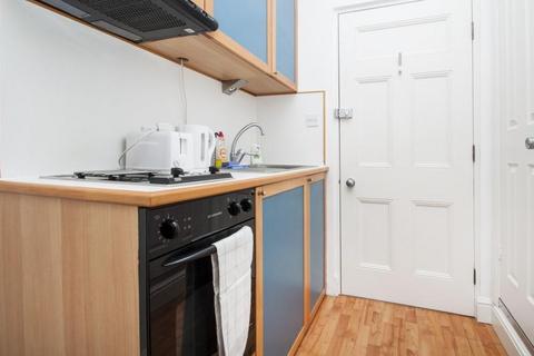 Studio to rent, Fulham Palace Road, Hammersmith, London, W6