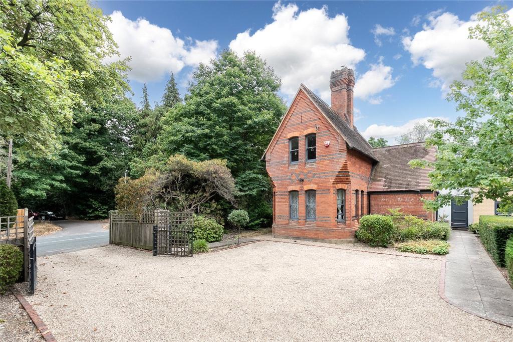 Buckhurst Road, Ascot, SL5 3 bed detached house £3,000 pcm (£692 pw)