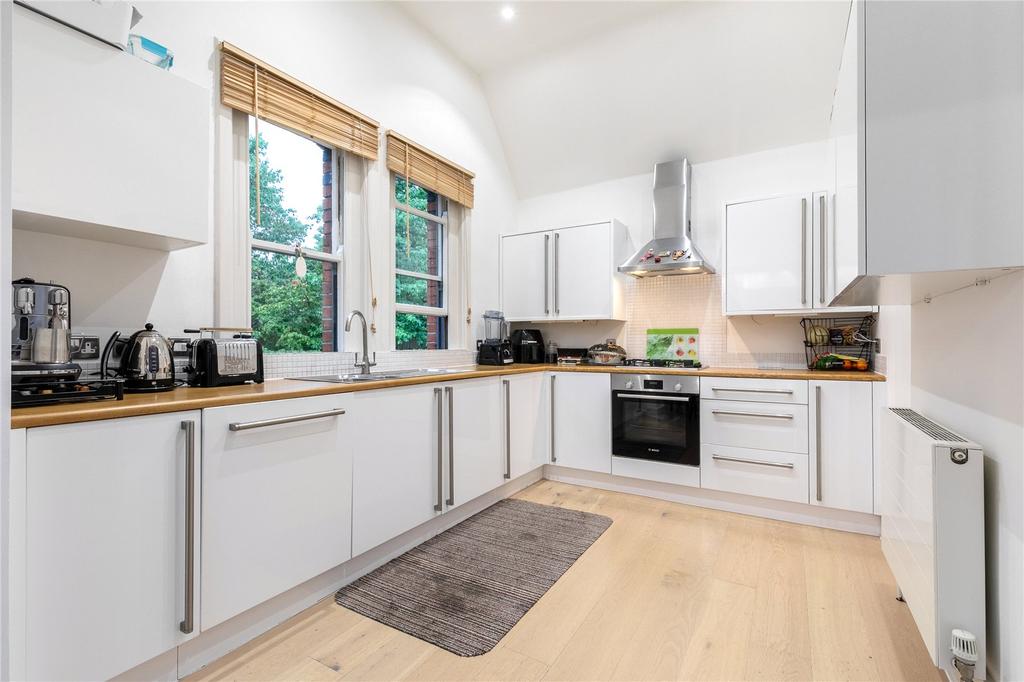 Buckhurst Road, Ascot, SL5 3 bed detached house £3,000 pcm (£692 pw)