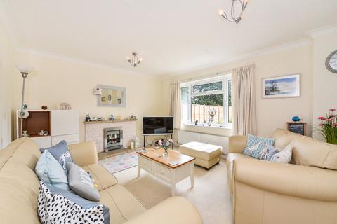 21 Chalcraft Close, Liphook, GU30 7PW
