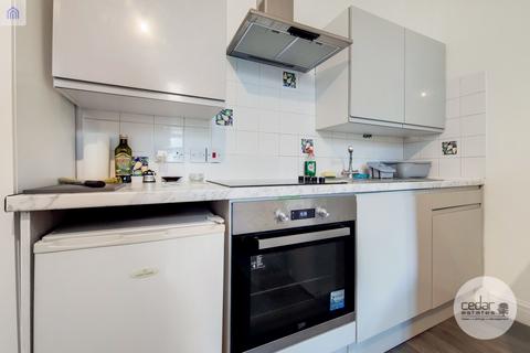 Studio to rent, Woodfield Road, Maida Vale W9