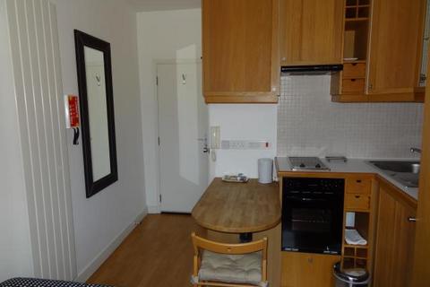 Studio to rent, Cartwright Gardens, Bloomsbury, London, WC1H